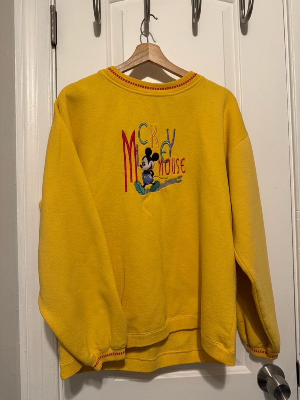 Vintage 90s Disney Mickey Mouse embroidered crewneck